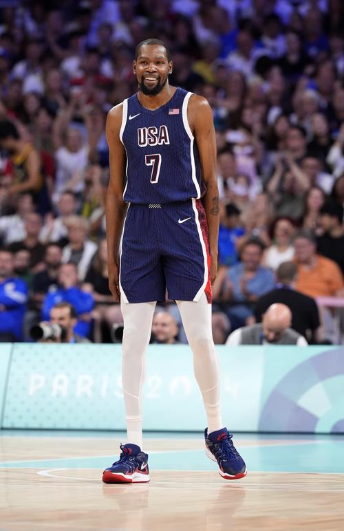 爱美的年纪？亚马尔接受护发和痤疮治疗，全身心做好自我养护（青春爱美正当时：亚马尔进行护发与祛痘护理，专注全方位自我管理）