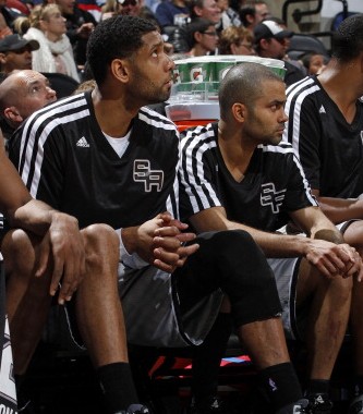 又犯规了！第二节刚上来杨瀚森补防科沃德又被裁判吹打手&已经3犯（次节开局杨瀚森补防科沃德再被吹打手，个人犯规已3次）