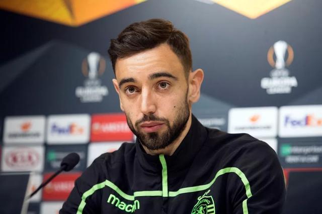 尤文航班延误，挪威当地球迷抓紧机会在机场与他们合影留念（尤文航班误点，挪威球迷趁机在机场与球员合影留念）